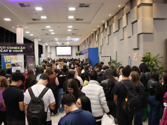 Jovens estudantes na Faccat
