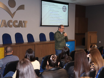 Diretor-geral da Faccat, Delmar Backes, conversando com os novos estudantes