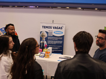 Acadêmicos conversando em representantes das empresas