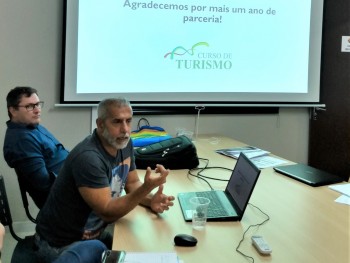 Alvaro Machado apresentando a pesquisa