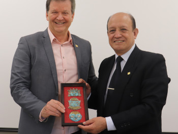 Diretor-geral da Faccat, Delmar Backes, recebendo do reitor Luis Orlando um regalo típico do Peru, 