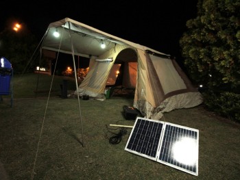 acampamento utilizando energia solar