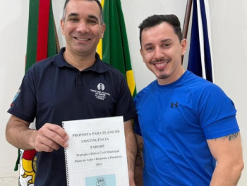 Entrega para o prefeito de Parobé Gilberto Miguel Gomes Junior Entrega para o prefeito de Parobé Gilberto Miguel Gomes Junior