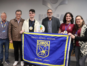 1º Lugar: “A Transformação de Resíduos Calçadistas em Móveis”