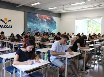 Candidatos realizando a prova na Faccat