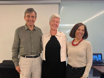 Carine Dörr com o professor Eric Mazur e com a professora Angélica Natera