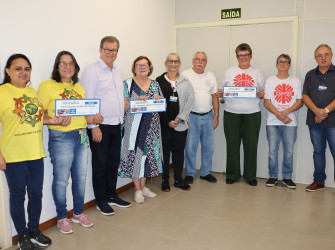 Entrega dos alimentos para representantes das entidades sociais