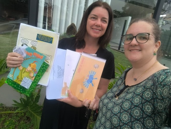 Professora Cibele Fernandes da Costa entregando os livros Professora Cibele Fernandes da Costa entregando os livros