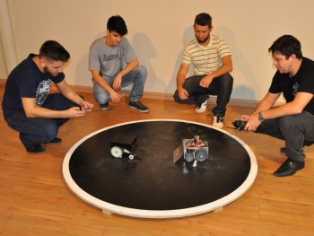 Foto dos alunos com os robôs