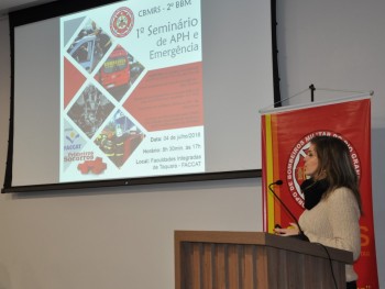 Claudia Capellari palestrando para os bombeiros