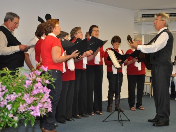 Foto de coro cantando no campus