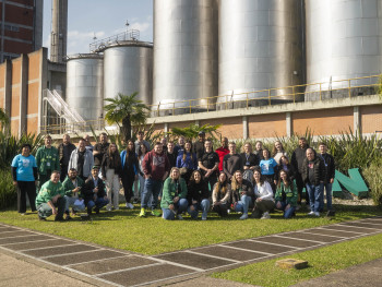 Acadêmicos na  unidade da Heineken, em Igrejinha