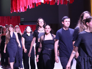 Acadêmicos criadores dos looks entrando na passarela