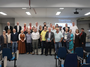 Autores junto com os amigos na noite de lançamento