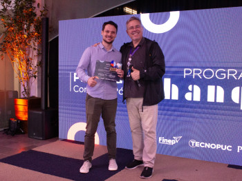 Gabriel Morias recebendo a premiação Gabriel Morias recebendo a premiação