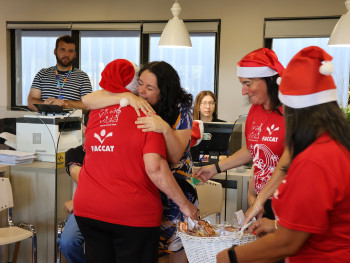 Funcionários recebendo os mimos das vovós