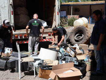 Coleta de resíduos sendo recolhido