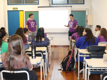 Guilherme Morschel e Vinicius Costa conversando com os acadêmicos