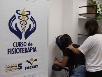 Curso de Fisioterapia participando de ações práticas