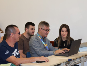 Acadêmicos auxiliando a comunidade