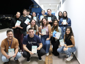 Alunos com as cartilhas