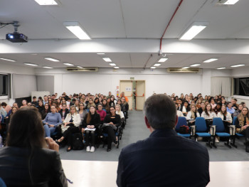 Participam acadêmicos, egressos e outros profissionais da saúde