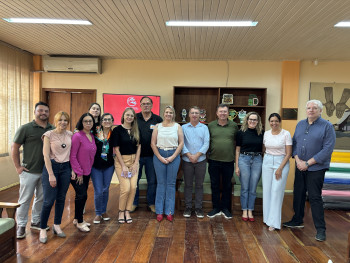 Foto conjunta com a equipe da Faccat com representantes de Três Coroas