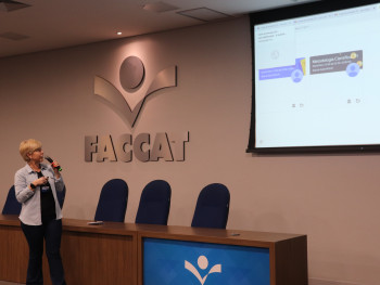 vice-diretora da Graduação, Carine Raquel Backes Dörr, explicando o funcionamento da Faccat