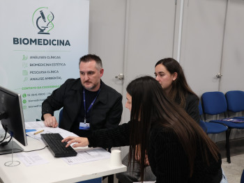Kaiane com o coordenador do curso de Biomedicina, Marcos Bastiani