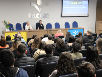 Professor Delmar Backes com os estudantes