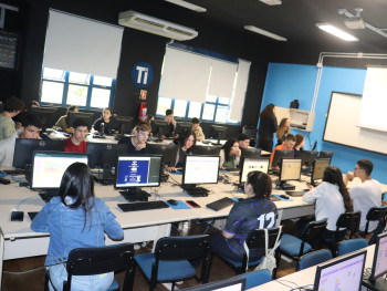 Alunos participando da oficina de  scratch, na Faccat