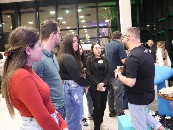 Conversas entre acdêmicos e empresas participantes