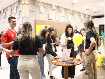 Jovens buscam oportunidades de trabalho