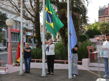 Marlene Ressler arriando a Bandeira do Brasil