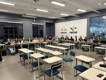 Acadêmicos assistindo a palestra