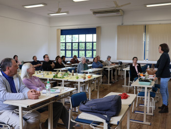 Integrantes da Terceira Idade participando da palestra