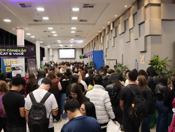 Jovens estudantes na Faccat