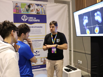 Alunos no estande de Fisioterapia
