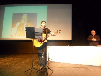 Foto de apresentação musical na abertura