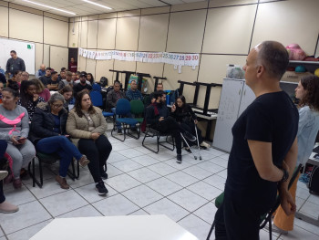 Coordenador do curso de Design, Augusto Parada, conversando com os alunos do EJA