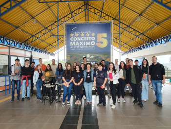 Turma de alunos reunida no campus da Faccat