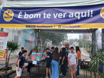 Livraria da Faccat marcando presença na Praça Marechal Deodoro