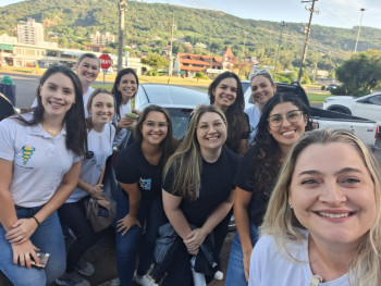 Alunos participantes com a professora Cris Moro