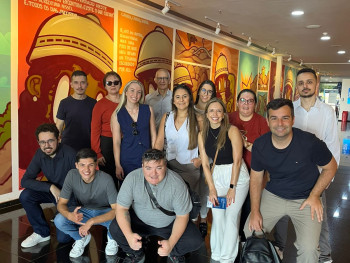 Professor Jéferson Corá com estudantes e professores 