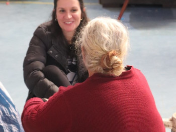 Coordenadora Ana Paula conversando com uma idosa no Ciep