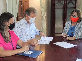 Delmar Backes assinando o contrato com a prefeita Sirlei