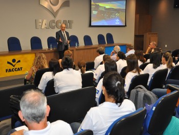 Presidente da FEEIN, Nicolau da Silveira conversando com os visitantes
