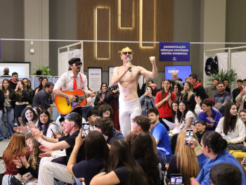 Danadões interagindo com os estudantes visitantes