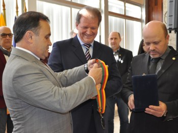 Delmar recebendo a medalha do deputado fixinha