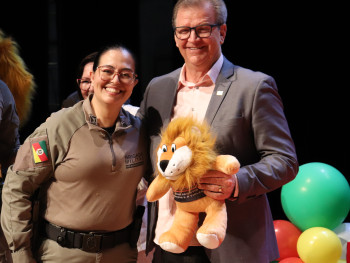 Diretor-Geral da Faccat, Delmar Backes, recebendo um mimo da sargento Daniela Maycá